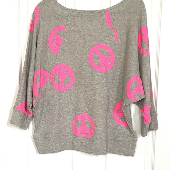 Peace sign sweat shirt. - Picture 2 of 6